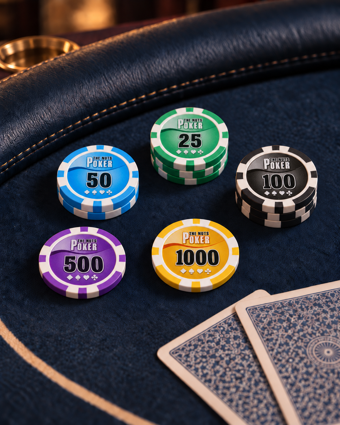 The-Nuts-Pokerchips an einer geschwungenen Tischkante