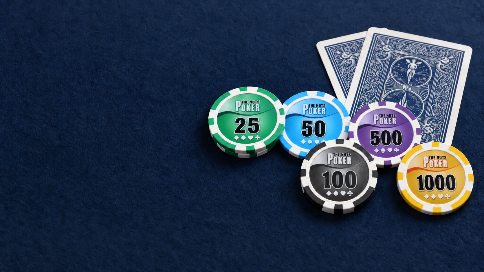 The-Nuts-Pokerchips mit den Werten 25, 50, 100, 500 und 1000 auf dunkelblauem Filz